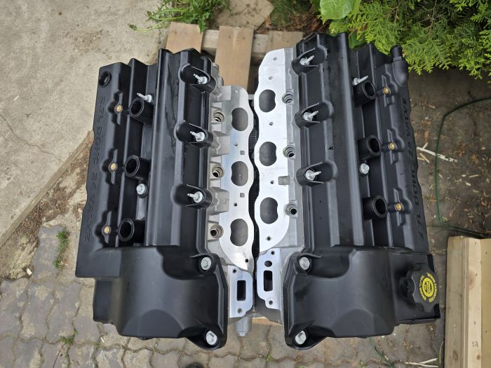 Двигатель в стандартной комплектации 2,7 литра EER